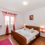 Ana With Private Pool And Large Garden- By Ta Leut Agency Vila Policnik