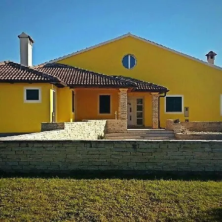 Ana With Private Pool And Large Garden- By Ta Leut Agency * Policnik