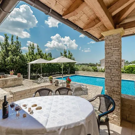 Ana With Private Pool And Large Garden- By Ta Leut Agency Policnik