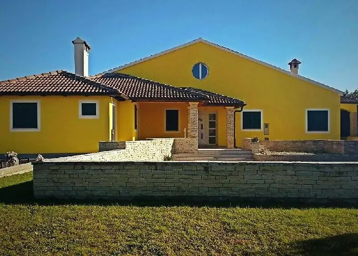 Ana With Private Pool And Large Garden- By Ta Leut Agency * Policnik