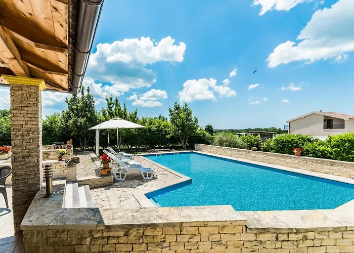 Ana With Private Pool And Large Garden- By Ta Leut Agency *