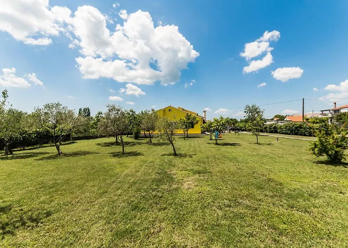 Ana With Private Pool And Large Garden- By Ta Leut Agency Policnik