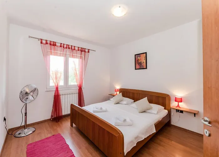 Ana With Private Pool And Large Garden- By Ta Leut Agency Вилла Policnik
