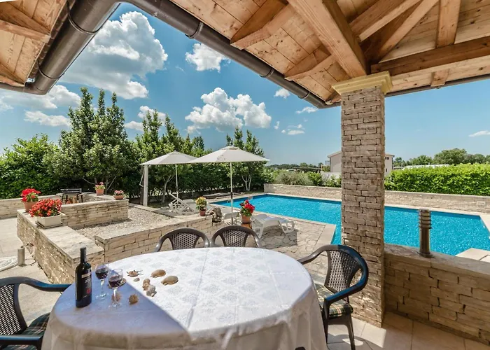 Ana With Private Pool And Large Garden- By Ta Leut Agency Policnik